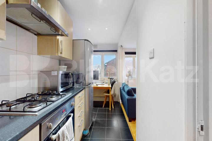 Top floor, double studio with charming balcony  Barlow Street , Elephant And Castle